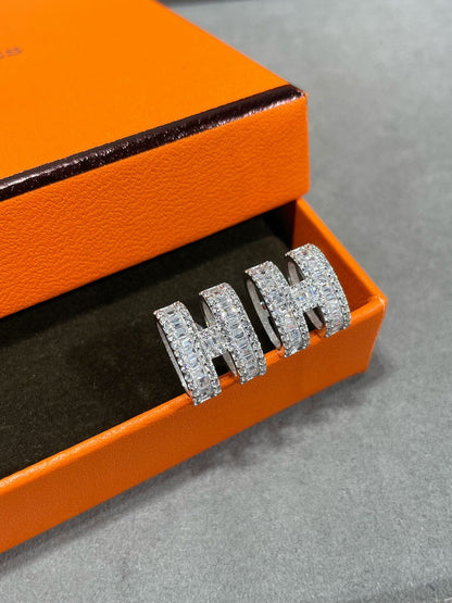 [Luna Brilliance]H STUD EARRINGS WITH SILVER DIAMONDS